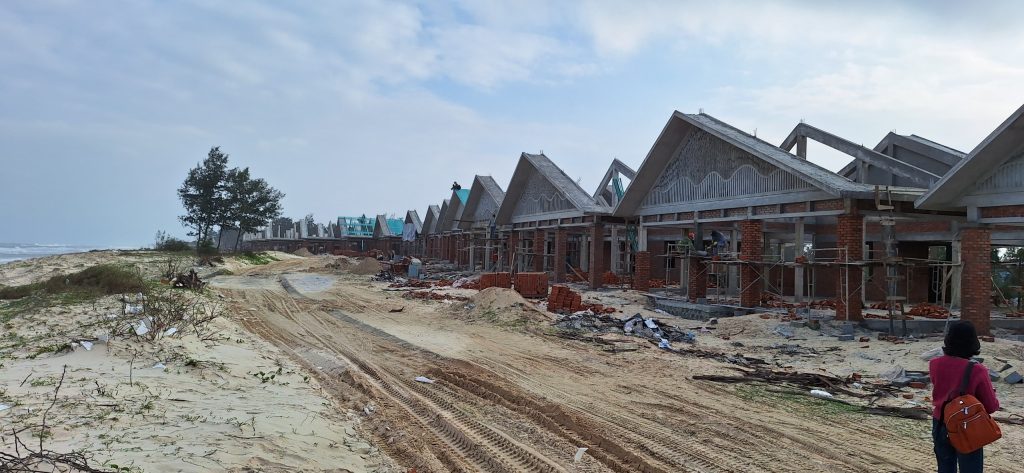 Hạng mục Bãi tắm cộng đồng Gio Hải đang được đẩy nhanh tiến độ thi công - Ảnh: Lê Minh