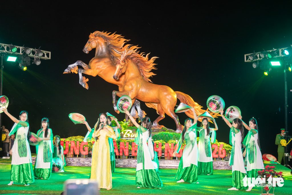 Cặp huyết mã tại xã Triệu Bình được trưng bày bên bờ sông Thạch Hãn - Ảnh: HOÀNG TÁO