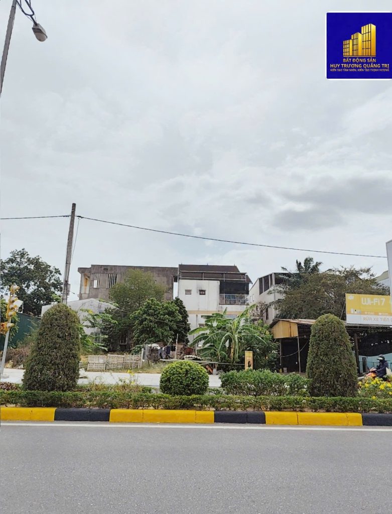 Vị trí đất gần ngã tư đèn xanh đỏ giữa Huỳnh Thúc Kháng và Hùng Vương